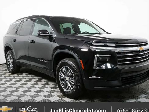 Certified 2025 Chevrolet Traverse LT FWD image 1
