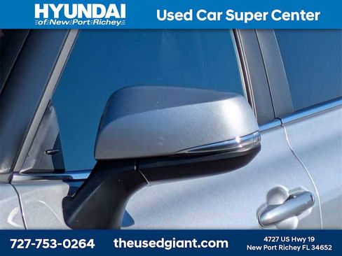 Used 2024 Toyota Highlander LE image 11