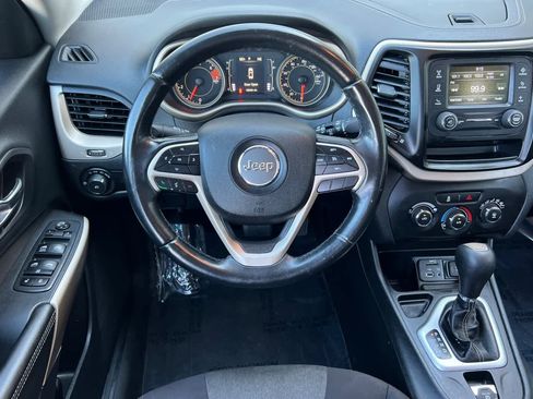 Used 2018 Jeep Cherokee Latitude w/ Altitude Package FWD image 15