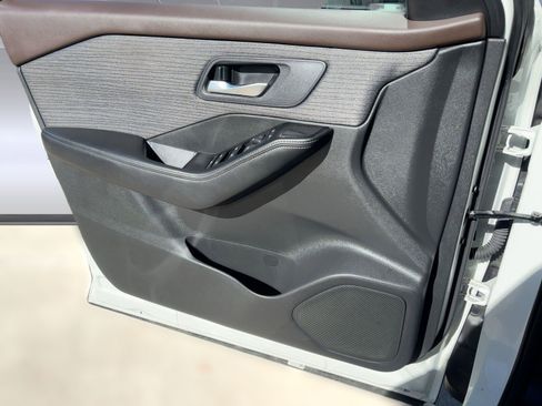 Used 2023 Nissan Rogue SV image 15