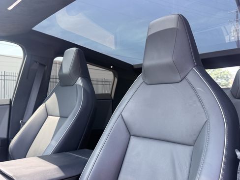 Used 2025 Tesla Cybertruck AWD Crew Cab image 31