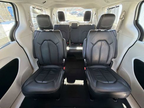 Used 2022 Chrysler Pacifica Touring-L image 13
