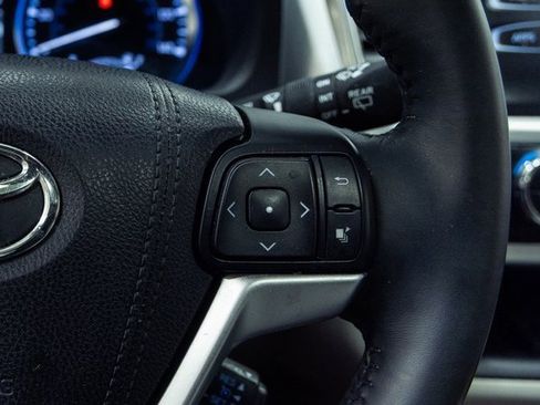 Used 2016 Toyota Highlander XLE image 16