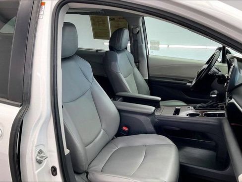 Used 2022 Toyota Sienna XLE w/ XLE Plus Package FWD image 6