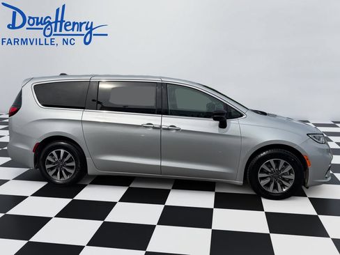 Used 2024 Chrysler Pacifica Limited FWD image 6