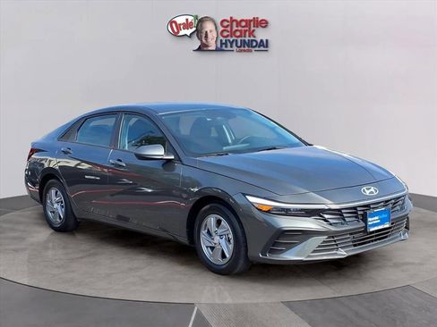 Certified 2025 Hyundai Elantra SE image 7