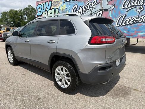 Used 2017 Jeep Cherokee Latitude w/ True North Edition AWD/4WD image 4