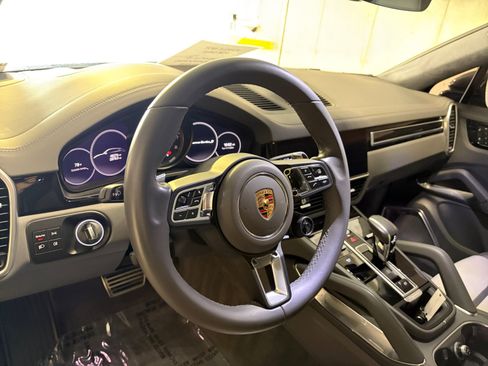Certified 2023 Porsche Cayenne Turbo S AWD/4WD image 18