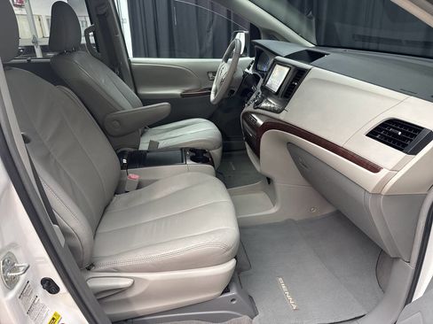 Used 2011 Toyota Sienna XLE AWD/4WD image 35