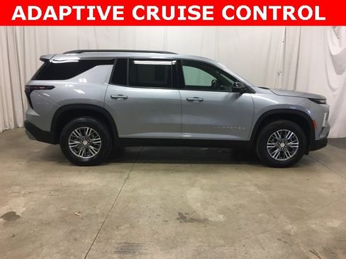 Used 2025 Chevrolet Traverse LT image 2
