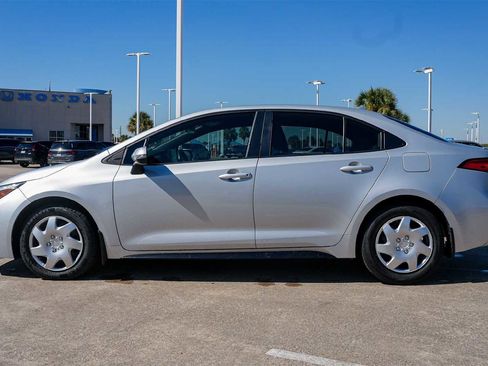 Used 2024 Toyota Corolla SE image 3