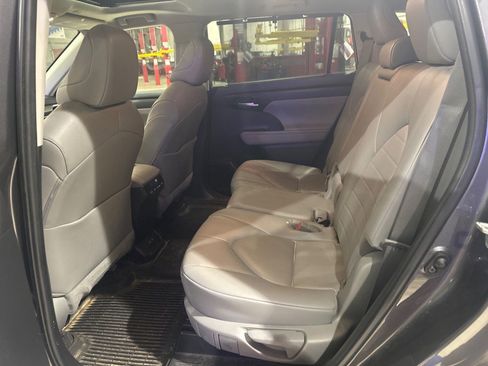 Used 2023 Toyota Highlander XLE image 8