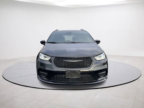 Used 2023 Chrysler Pacifica Touring-L w/ S Appearance Package image 2