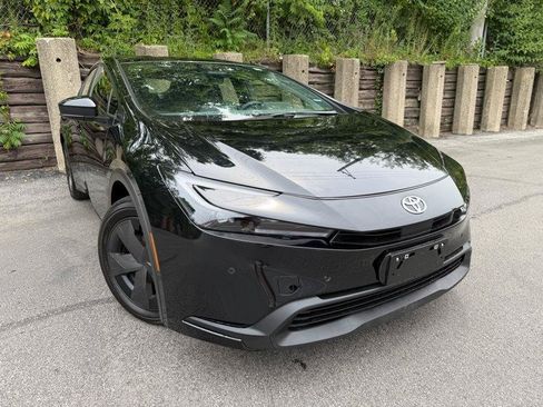 Used 2025 Toyota Prius LE FWD image 3