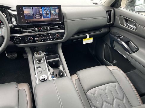 New 2026 Nissan Pathfinder Platinum w/ Lighting Package AWD/4WD image 15