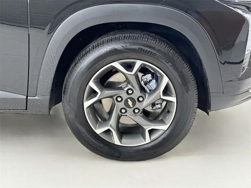 Used 2025 Chevrolet Trax LT w/ LT Convenience Package image 6