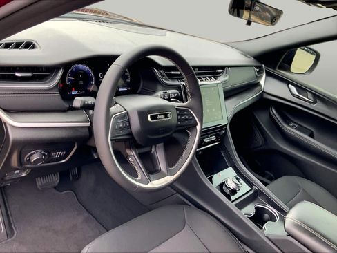 Used 2025 Jeep Grand Cherokee Laredo AWD/4WD image 18