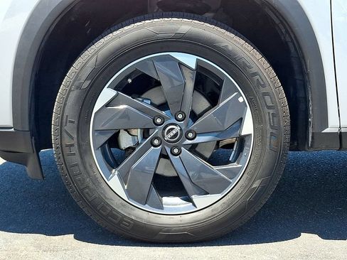 Used 2025 Nissan Rogue SV AWD/4WD image 8