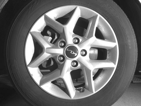 Used 2025 Kia Soul LX w/ LX Technology Package FWD image 11