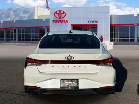 Used 2022 Hyundai Elantra SEL w/ Preferred Accessory Package FWD image 4
