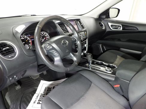 Used 2017 Nissan Pathfinder SV w/ SV Cold Weather Package AWD/4WD image 9