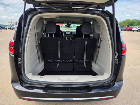Used 2022 Chrysler Pacifica Touring-L w/ Uconnect Theater Family Group AWD/4WD image 8