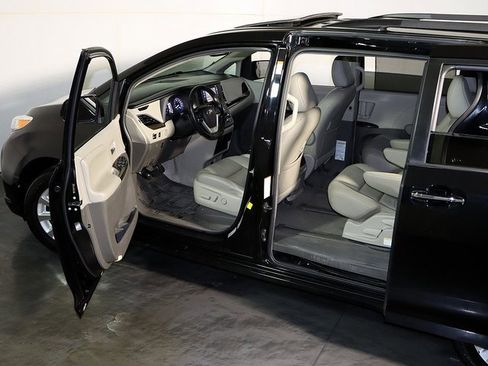 Used 2015 Toyota Sienna XLE image 5