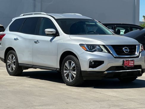Used 2019 Nissan Pathfinder SL image 10