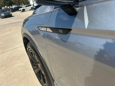 Used 2024 Volkswagen Tiguan SE R-Line image 28