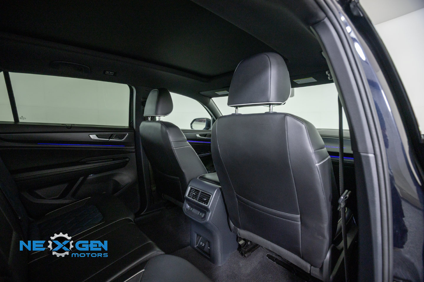 Used 2024 Volkswagen Atlas Cross Sport SEL Premium R-Line AWD/4WD image 37
