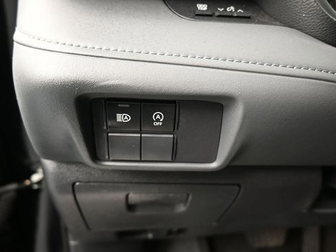 Used 2023 Toyota Highlander L image 16