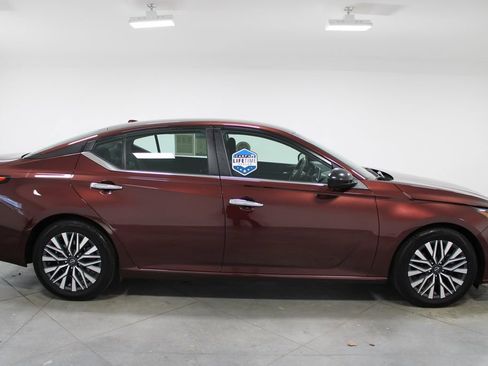 Used 2024 Nissan Altima 2.5 SV image 11