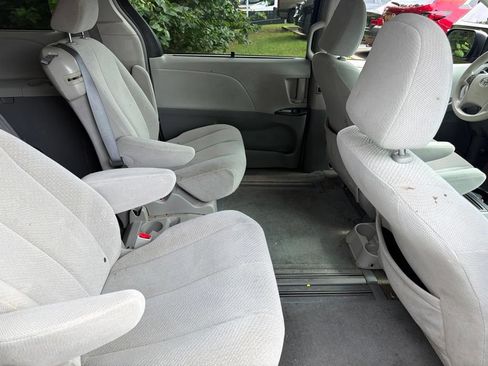 Used 2013 Toyota Sienna LE FWD image 6