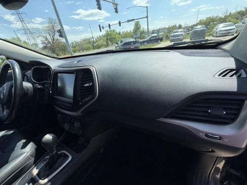Used 2017 Jeep Cherokee Limited FWD image 14