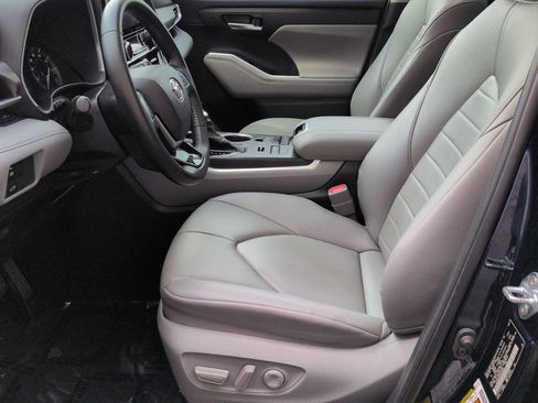 Used 2021 Toyota Highlander XLE AWD/4WD image 17