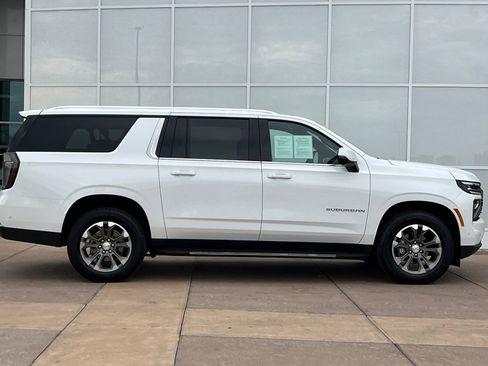 Used 2025 Chevrolet Suburban LT w/ Comfort Package image 3