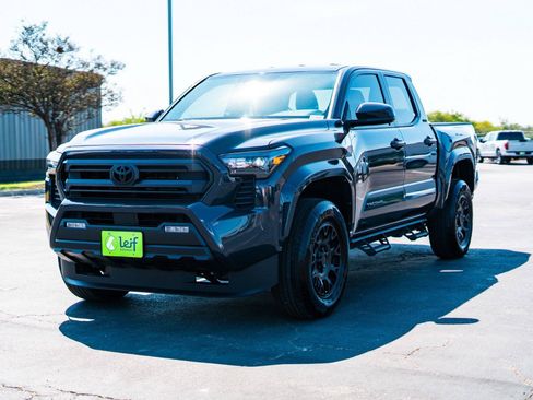 Used 2025 Toyota Tacoma SR5 AWD/4WD image 7