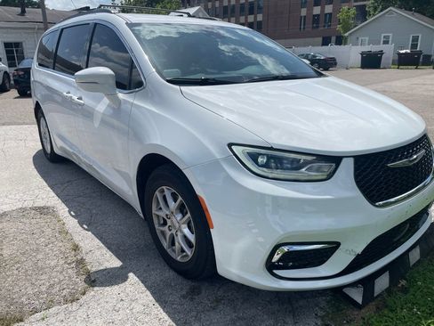 Used 2022 Chrysler Pacifica Touring-L FWD image 5