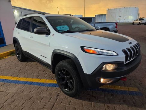 Used 2015 Jeep Cherokee Trailhawk w/ Comfort/Convenience Group AWD/4WD image 3