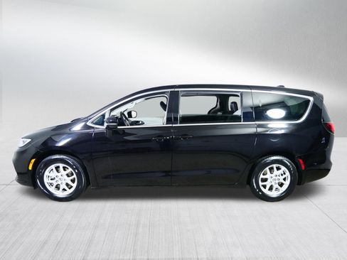 Used 2024 Chrysler Pacifica Touring-L image 4