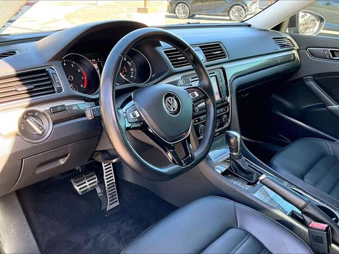 Used 2017 Volkswagen Passat 1.8T SEL Premium image 16