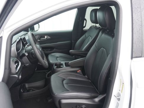 Used 2025 Chrysler Pacifica Select image 15