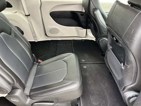 Used 2023 Chrysler Pacifica Touring-L AWD/4WD image 21