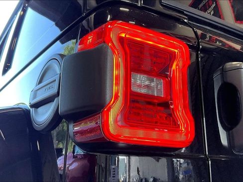 Used 2025 Jeep Wrangler Unlimited Sahara AWD/4WD image 17