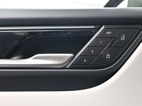 New 2026 Porsche Macan 4 Electric AWD/4WD image 17