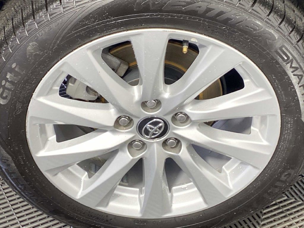 Used 2020 Toyota Camry LE w/ Convenience Package FWD image 28