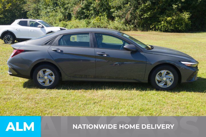 Used 2026 Hyundai Elantra SE FWD image 4