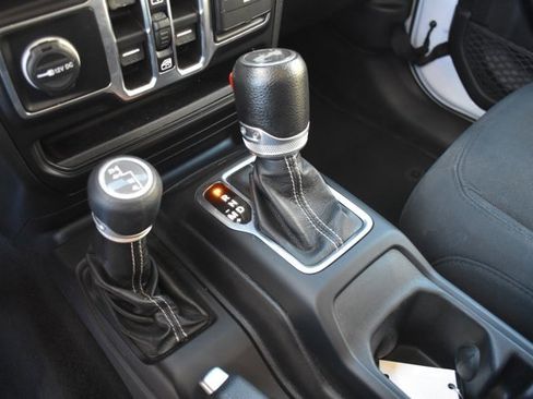 Used 2022 Jeep Wrangler Unlimited Sahara image 27