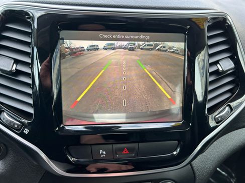 Used 2019 Jeep Cherokee Limited image 18