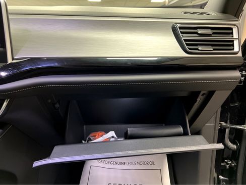 Used 2025 Volkswagen Atlas Cross Sport SE w/ Black Wheel Package image 33